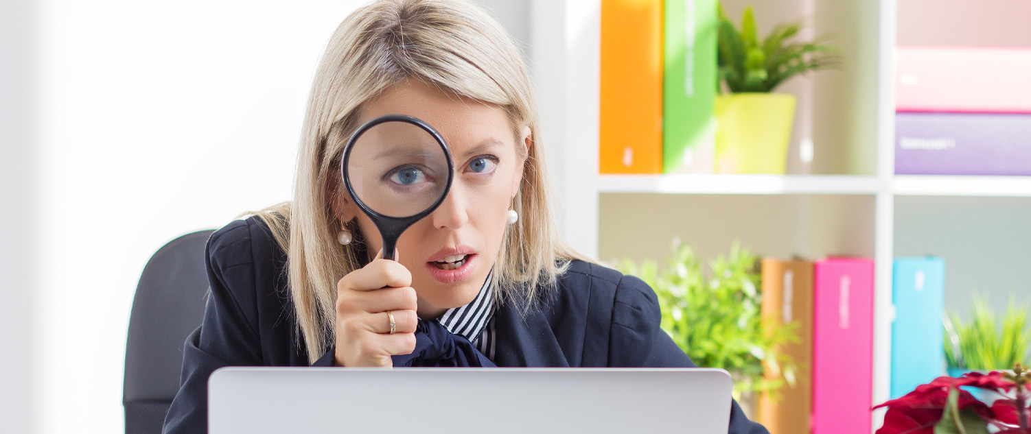 Dame analyseert een offerte op risico's en verborgen kosten.